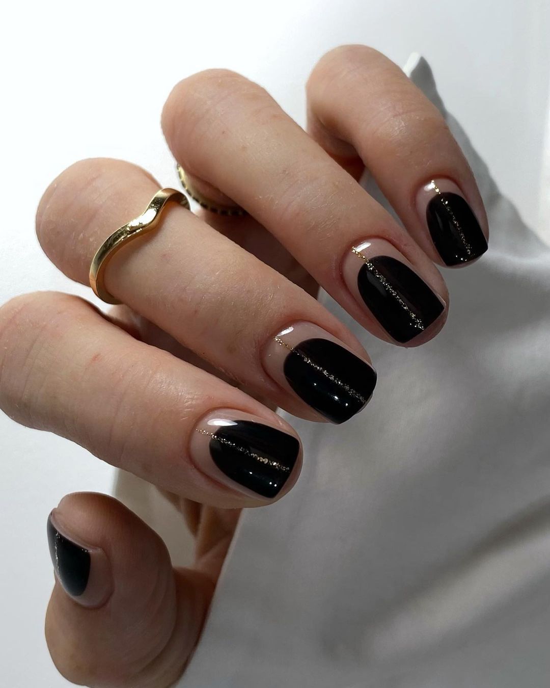 Как выглядит модный черный маникюр на осень 2024 года: идеи стильных дизайнов