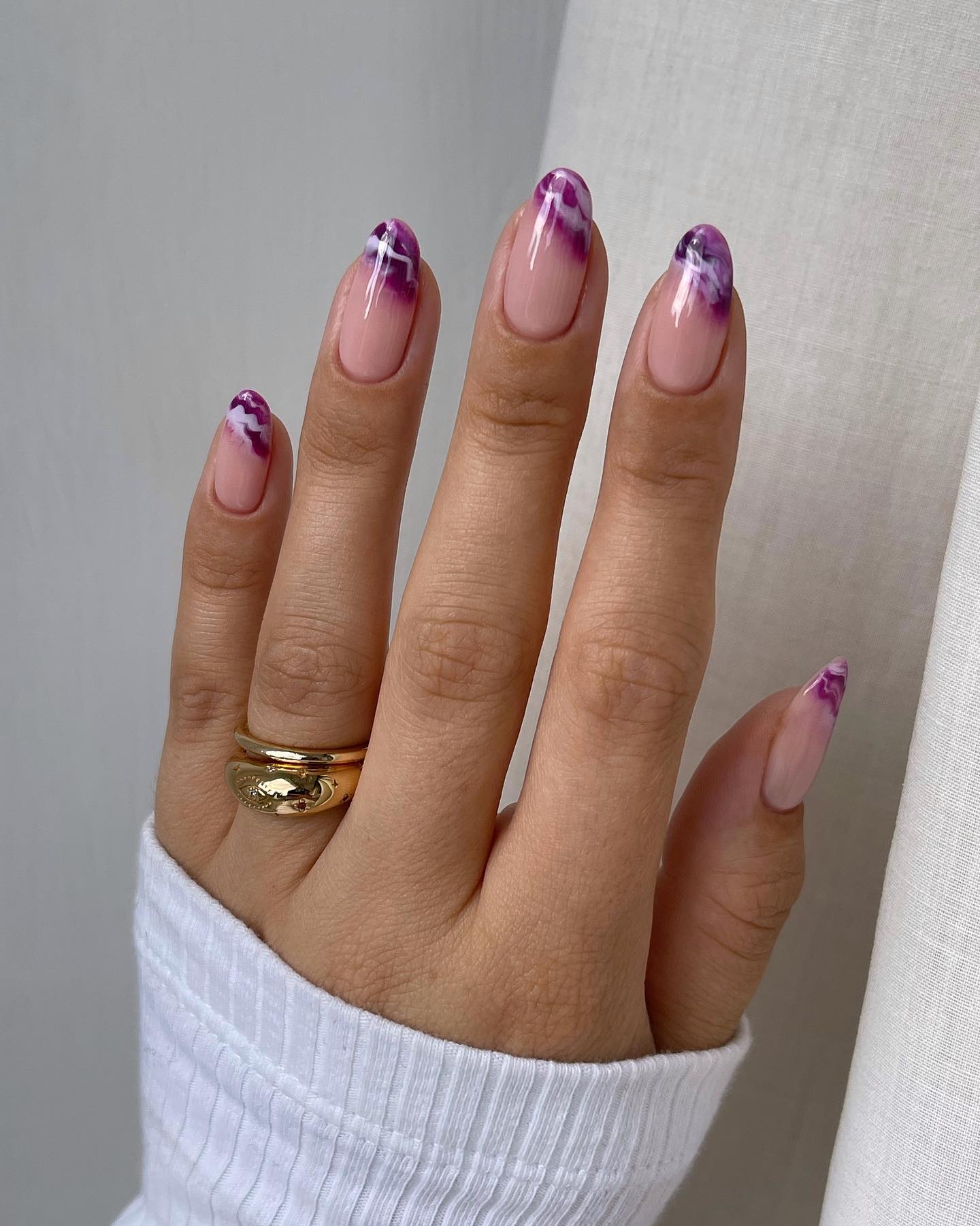 8 идей фиолетового французского маникюра: от блестящих кончиков до лавандовых акцентов