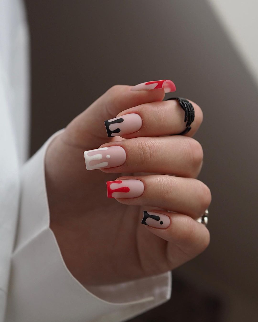 Оригинальные идеи маникюра на Хэллоуин-2024: какие дизайны в тренде