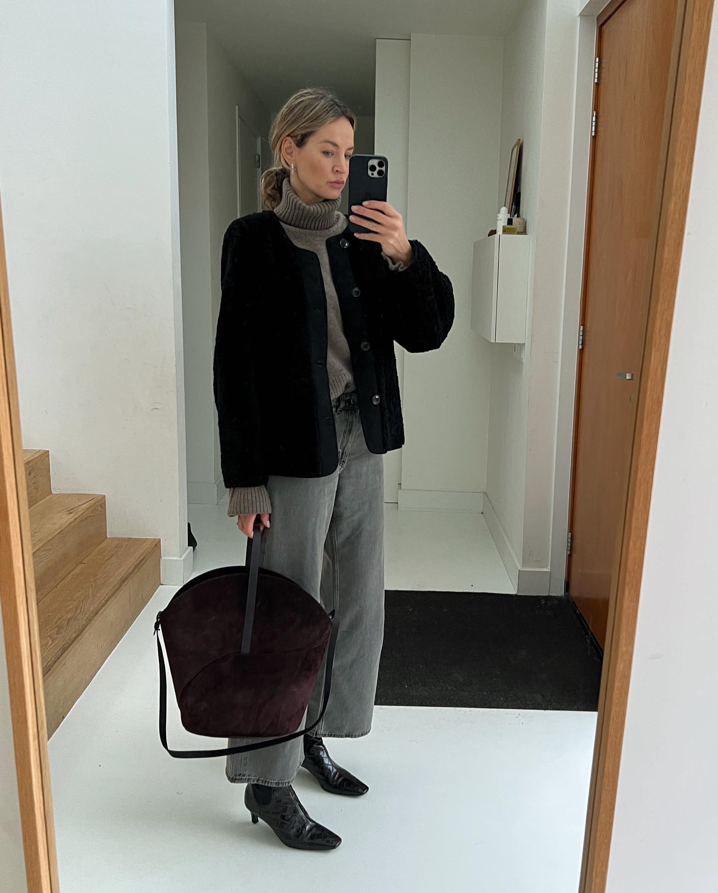 Сірий - не означає нудний: блогерка показала, з чим носити трендові джинси