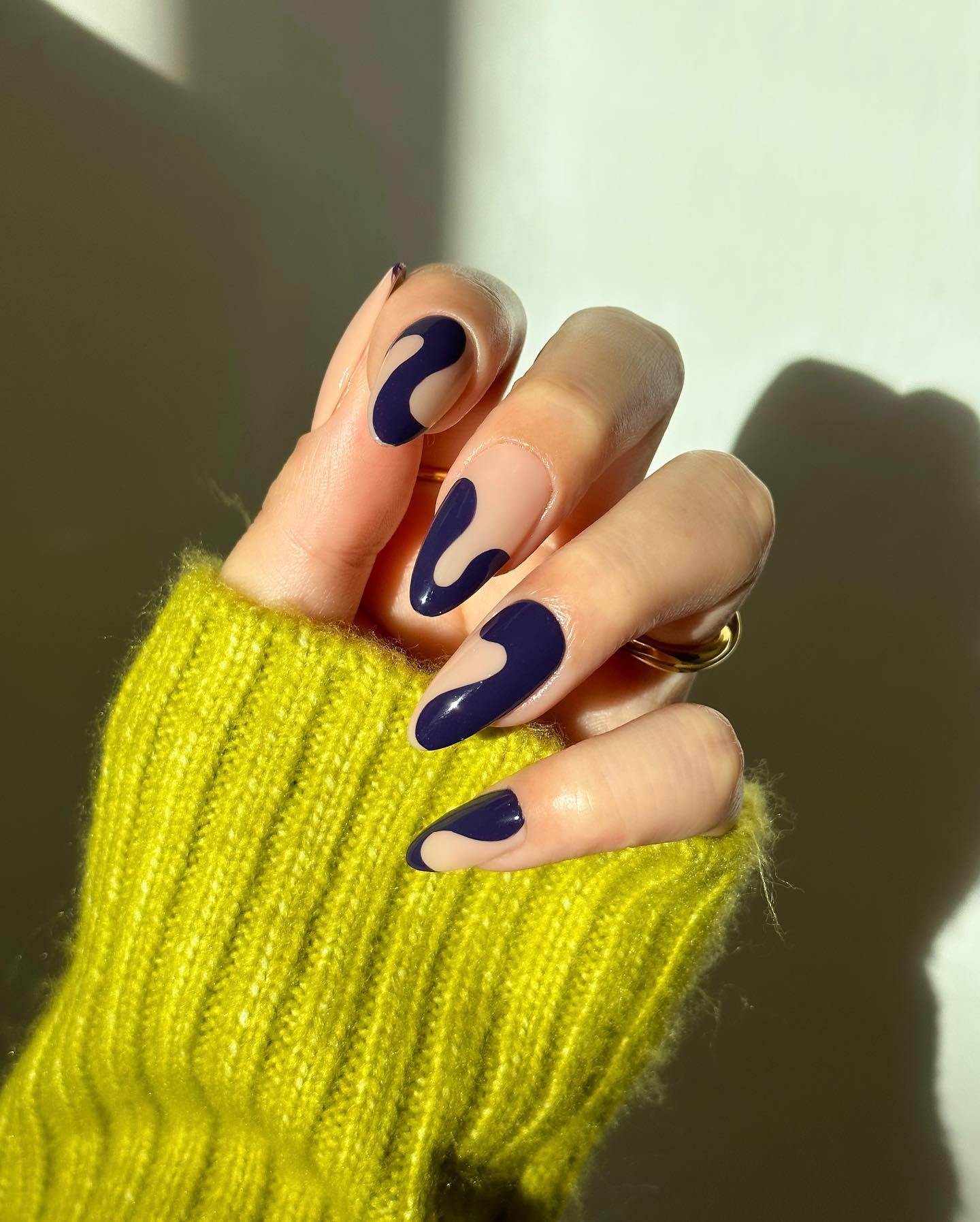 Новинки маникюра на осень: 7 идей трендового темно-синего &quot;френча&quot;