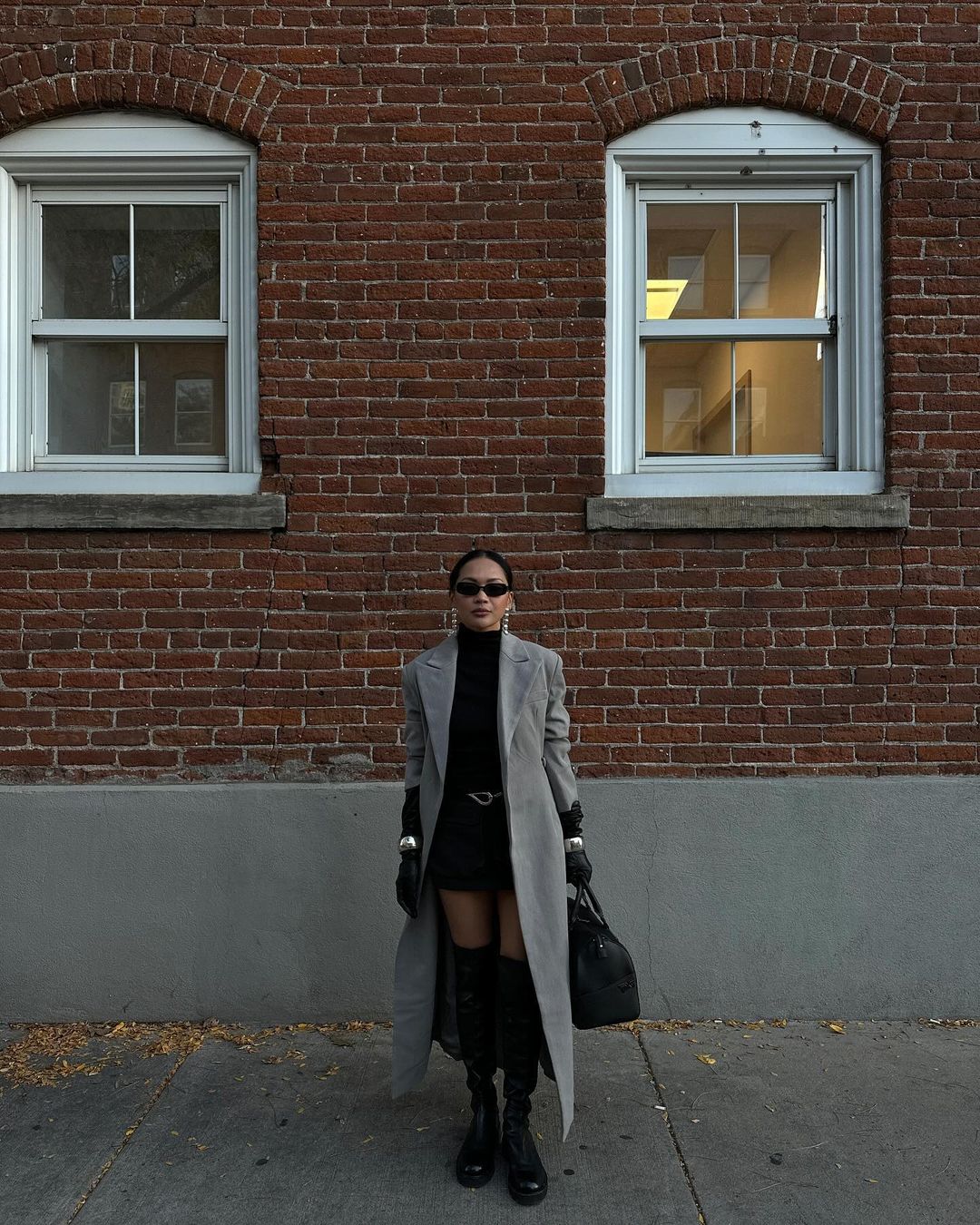 С чем носить черное платье осенью: 5 стильных образов, которые никогда не выйдут из моды