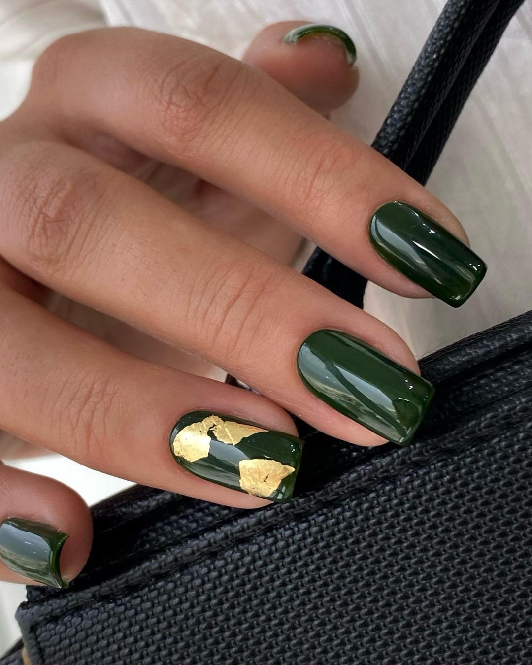 Какой цвет маникюра выбрать на Новый год 2025: счастливый и модный оттенок на праздник