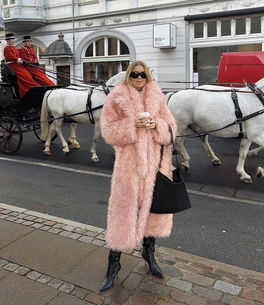 Как модно одеваться зимой: топ-5 трендовых вещей, которые следует добавить в свой гардероб в 2025 году