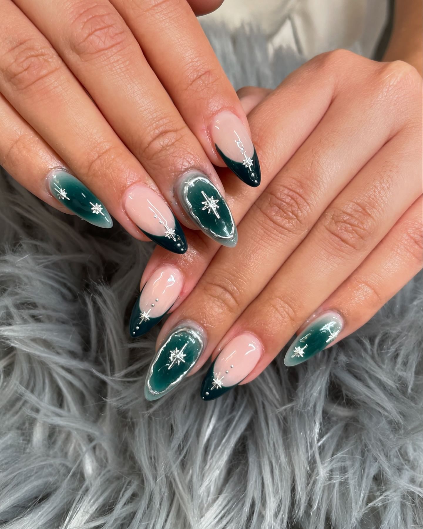 Какой цвет маникюра идеально подходит для празднования Нового года-2025: фото