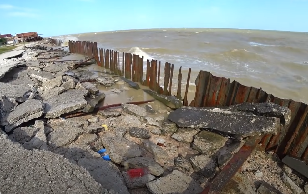 Окупанти зазивають на курорти біля зруйнованого Маріуполя (фото)