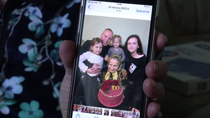 "Пережила Сталина, переживу и Путина": история 102-летней украинки, которая до сих пор читает без очков