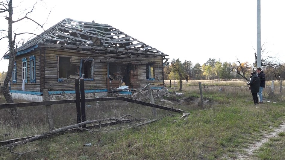 Во дворе лежат осколки боеприпасов: в селе у границы с Беларусью осталось четверо жителей