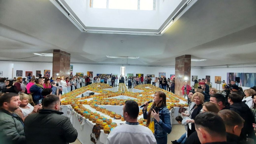 Во Львове создали самый большой тризуб из пасок: смотрите, как установили новый рекорд Украины