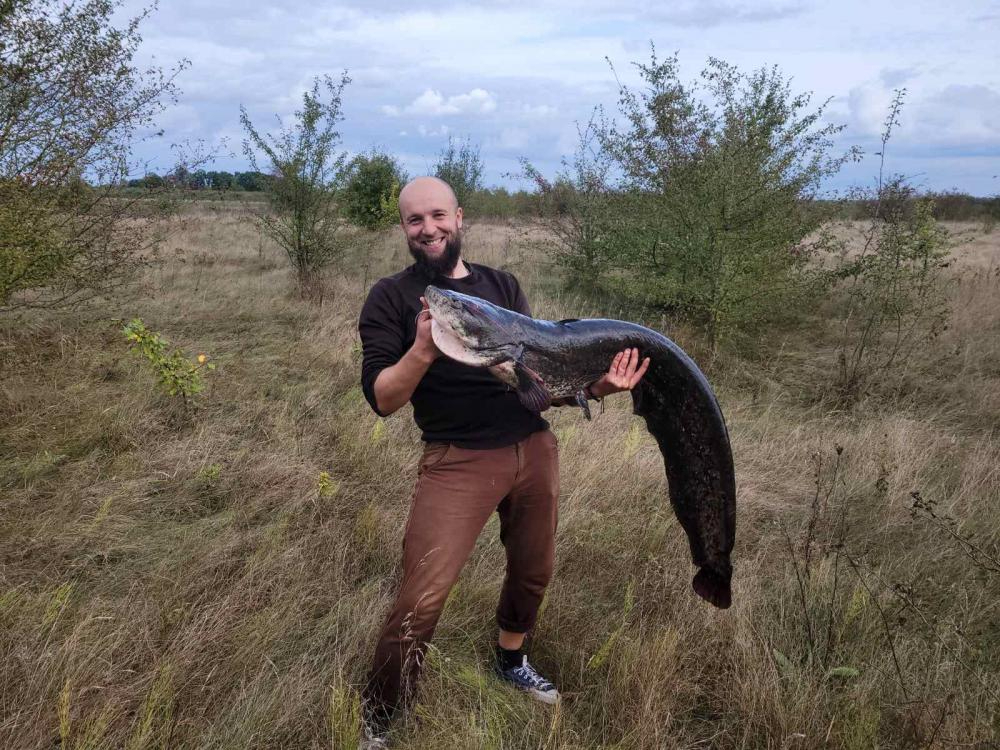 Український рибалка впіймав рибу у зріст людини і показав фото "трофея"