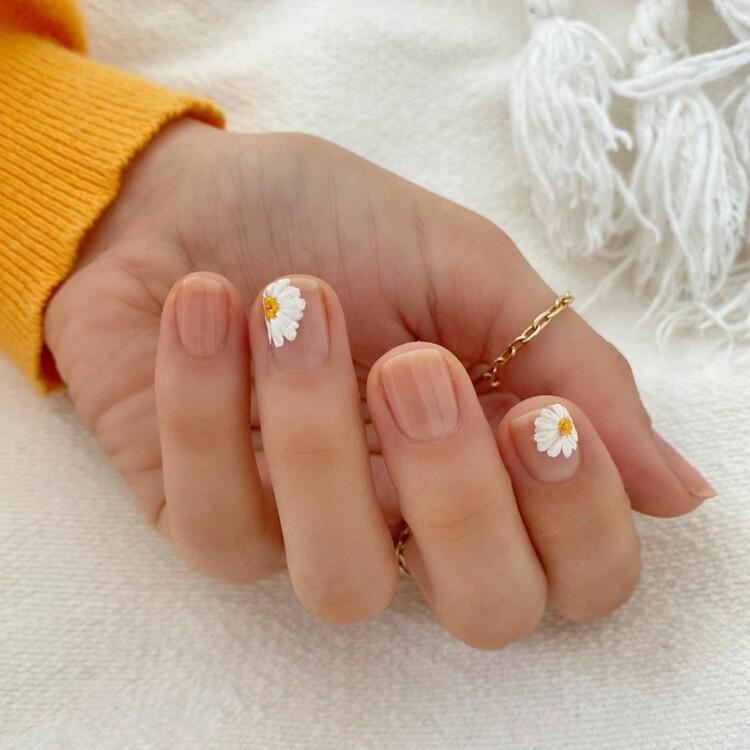 Ніхто й не помітить: дизайни манікюру, де не видно, що він відріс