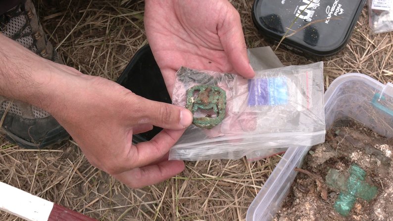 Под Ровно археологи обнаружили редкие захоронения с монетами и медальоном ХVIIІ века (фото)