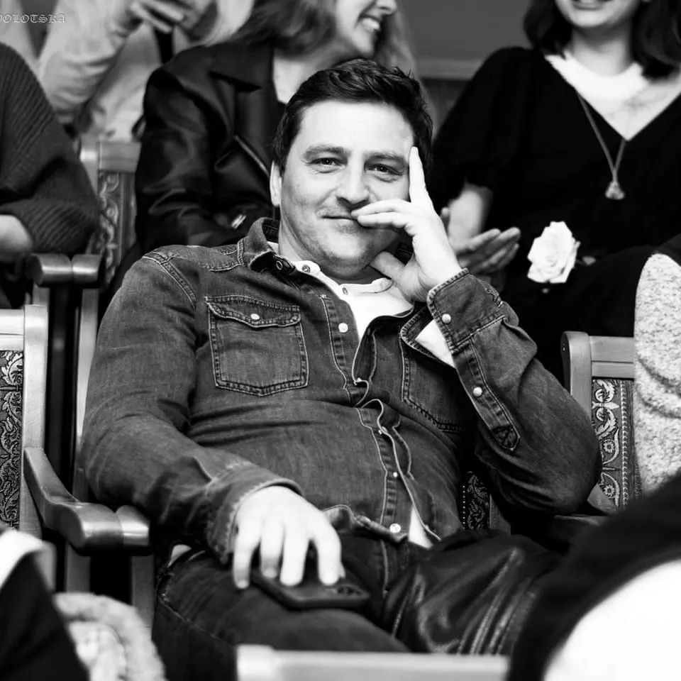 48-летний украинский актер засветился с новой возлюбленной, значительно моложе его (фото)