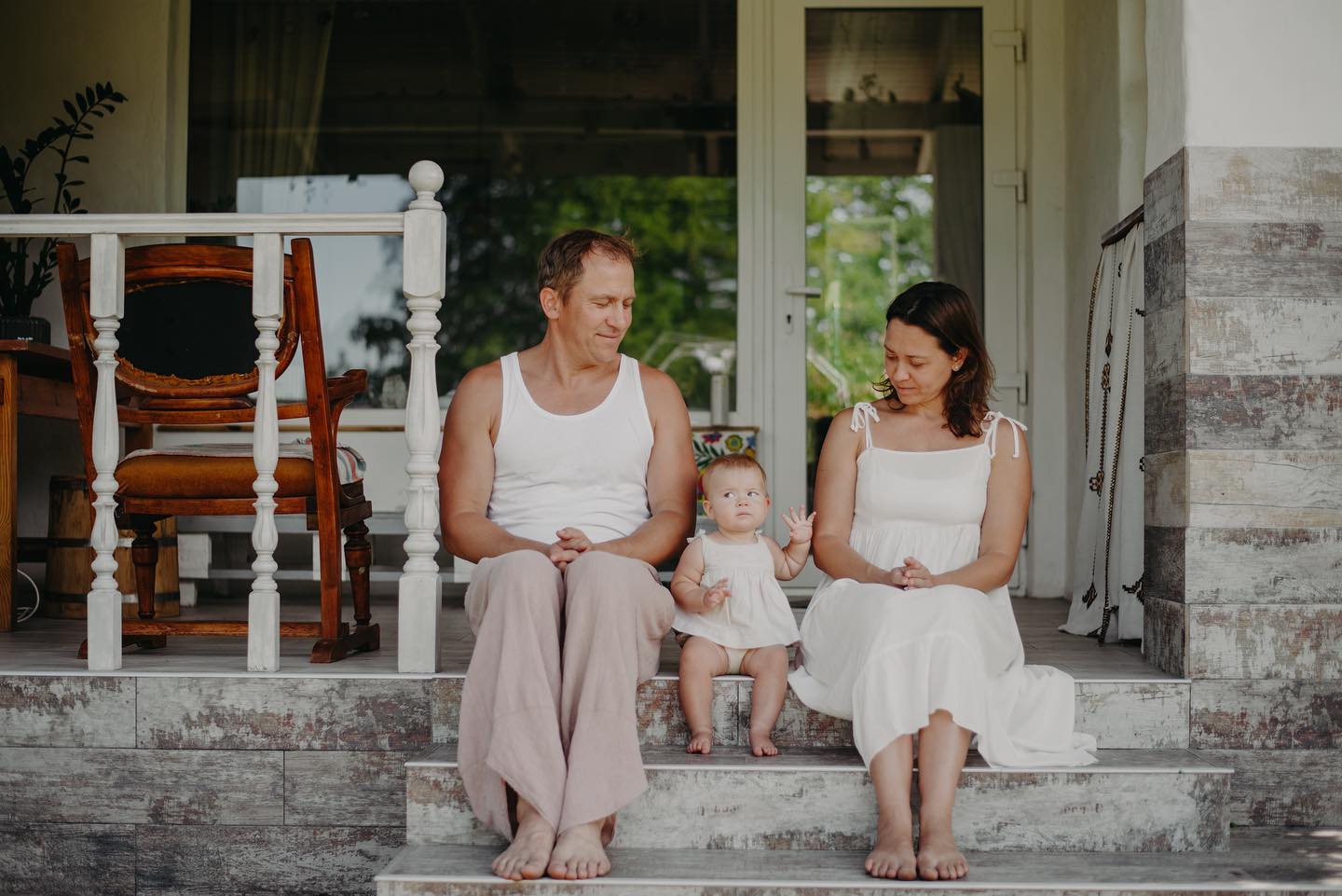 48-летний украинский актер засветился с новой возлюбленной, значительно моложе его (фото)