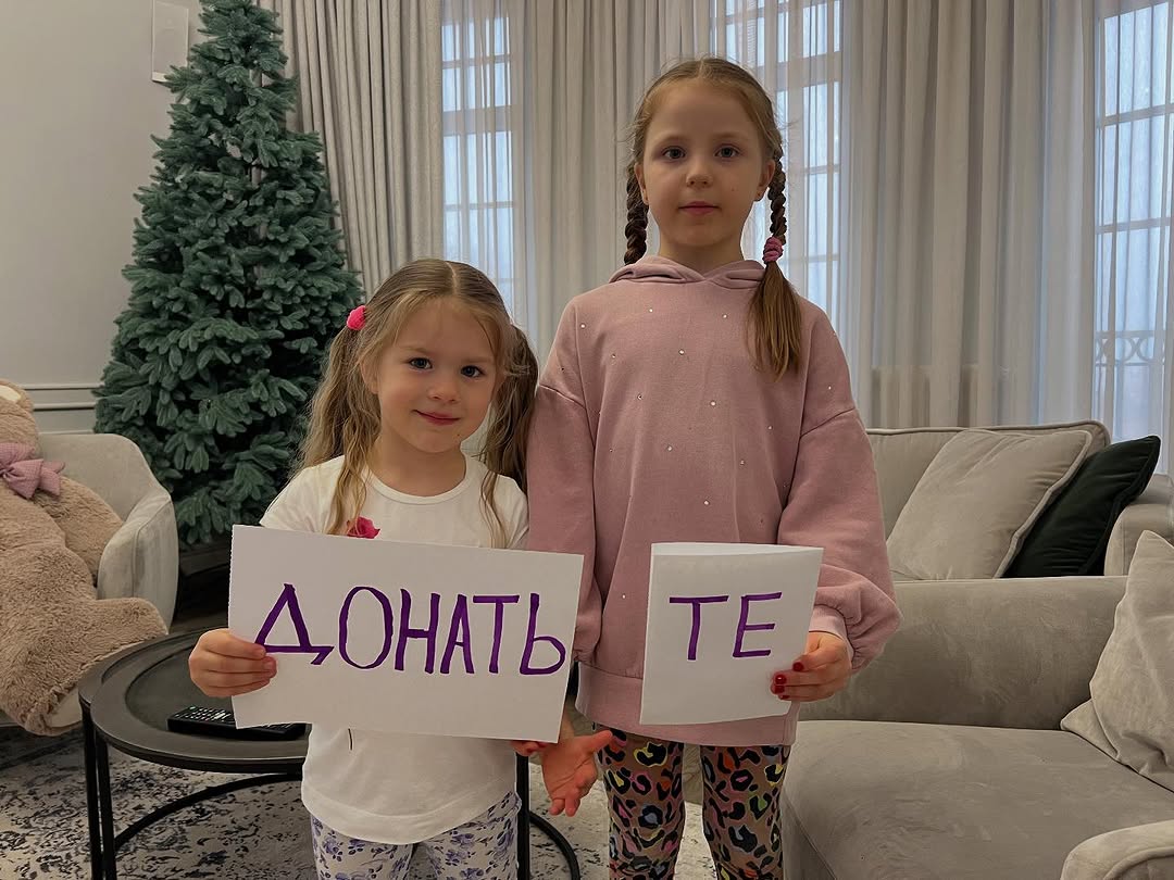 Притула вперше за довгий час показав своїх доньок, які помітно підросли