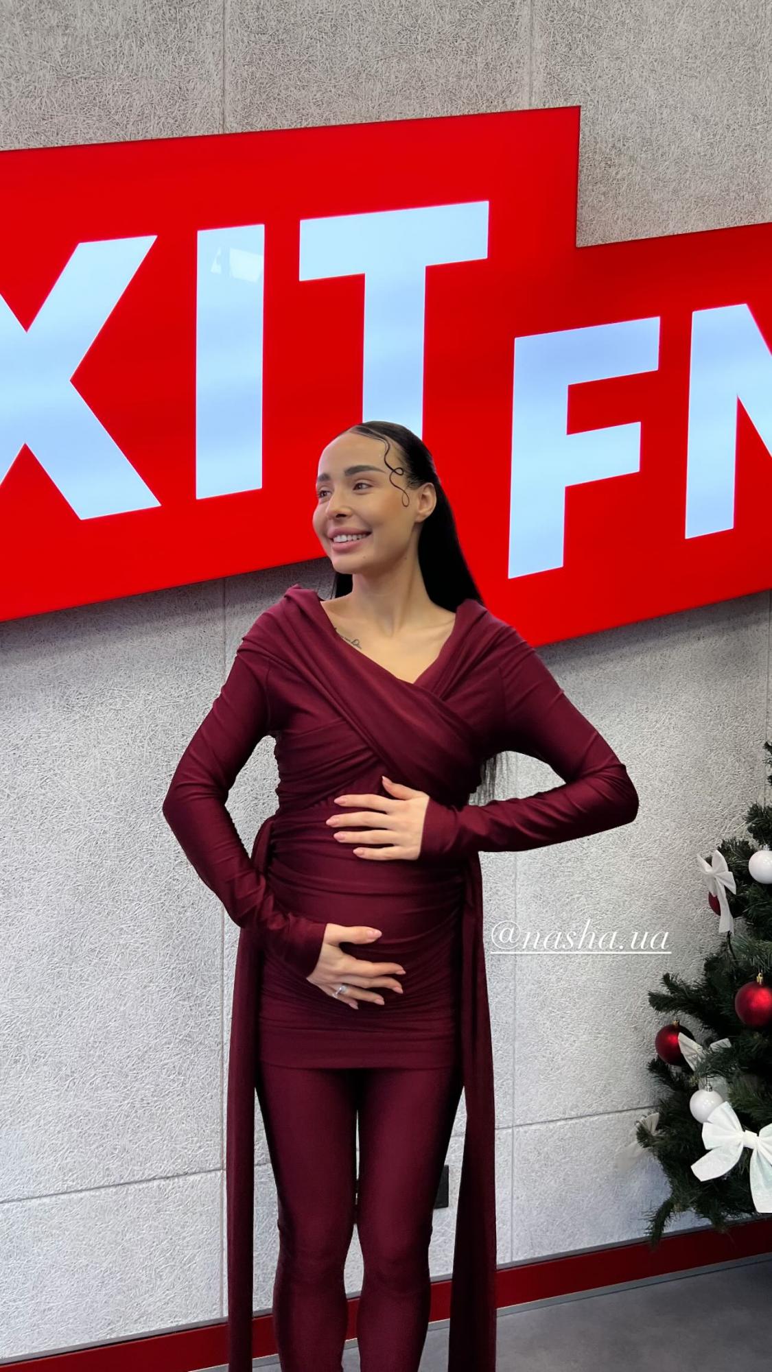 Зірка &quot;Голосу країни&quot; вперше стане мамою: фото з животиком