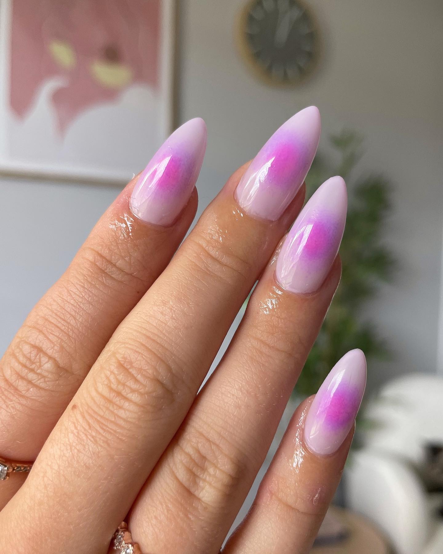 Как выглядит трендовый маникюр с аурой: идеи стильных дизайнов