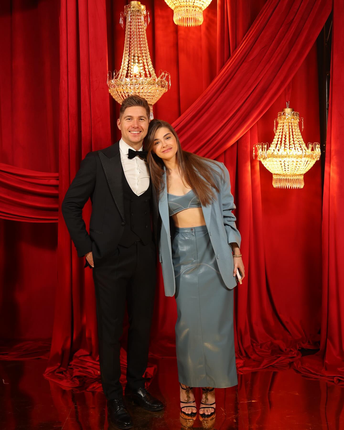 Нежные объятия и поцелуи: беременная жена Остапчука растрогала романтическими фото с мужем