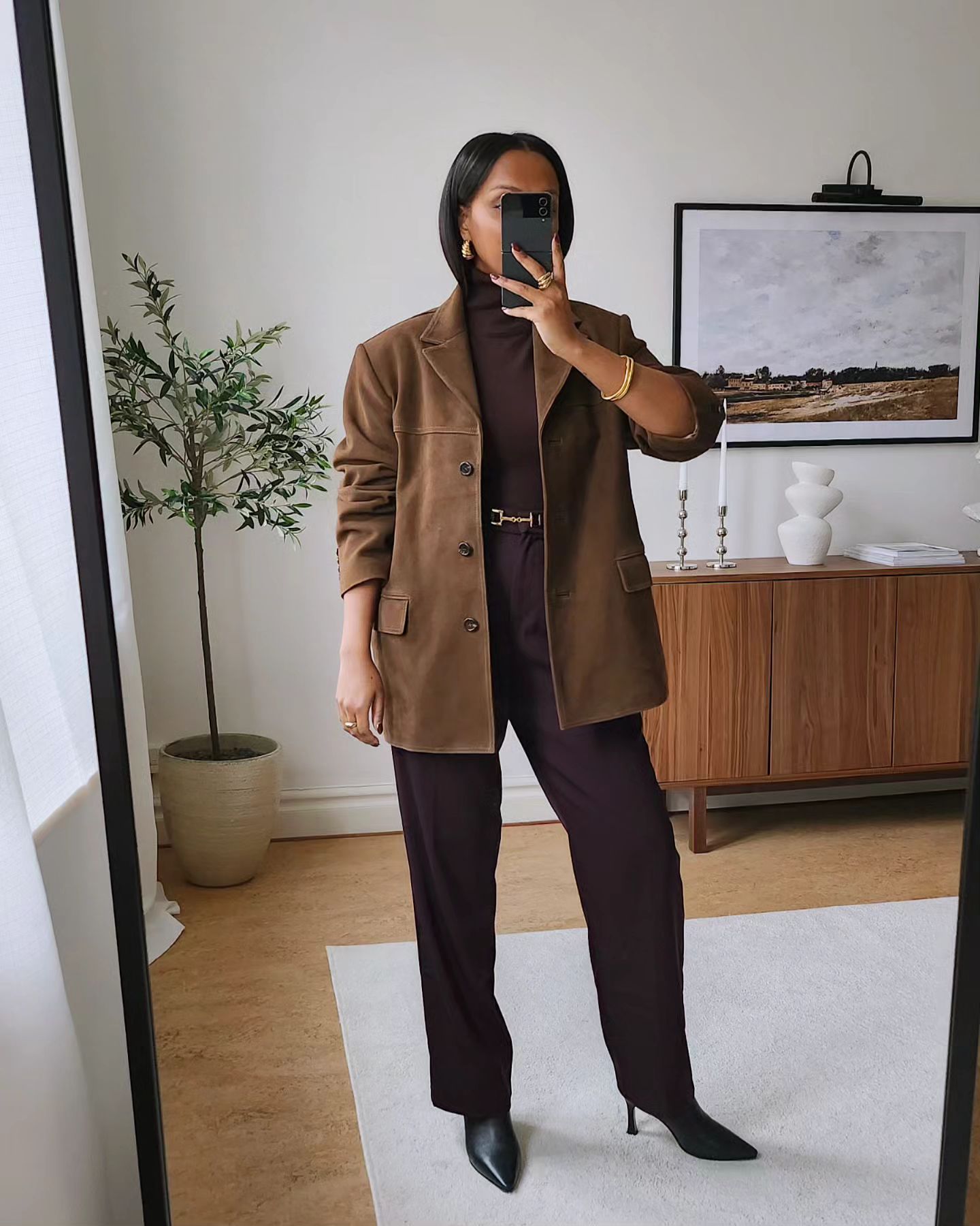 У чому зігрітися у жовтні: модні образи з теплими светрами та гольфами-водолазками