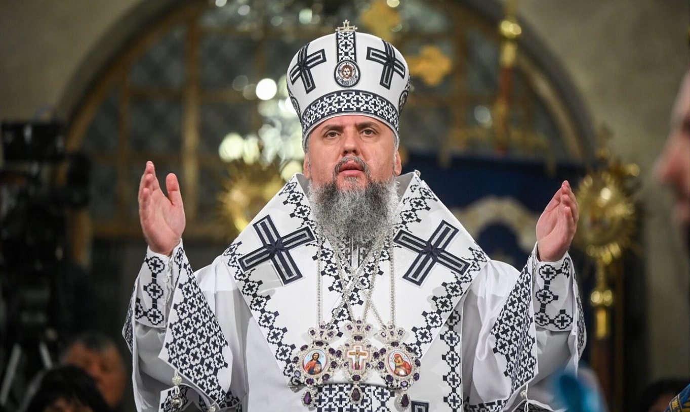 Епифаний провел службу в рубашке с орнаментом из вышиванки Степана Бандеры (фото)