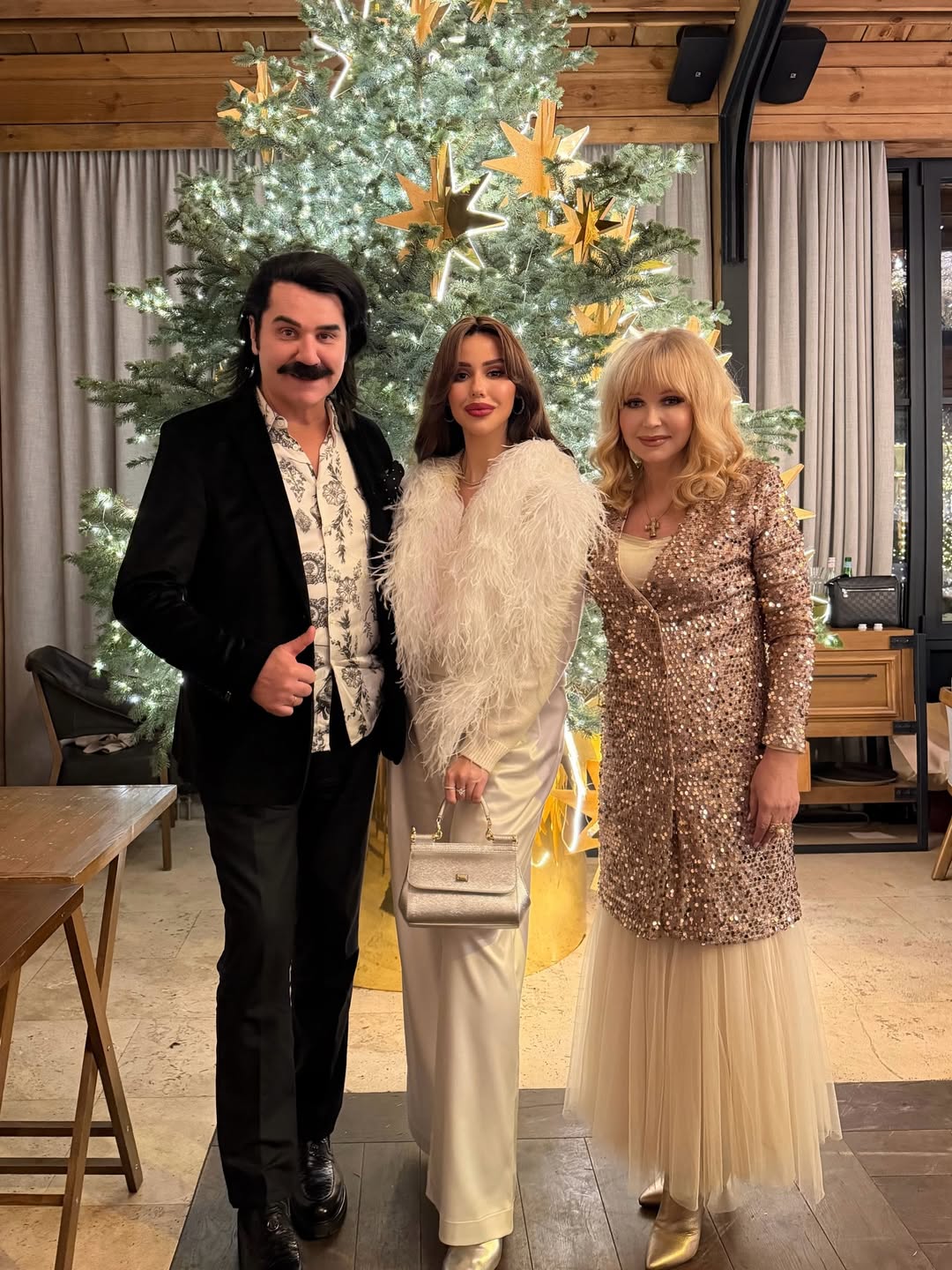 Кожному дому тепла, світла й миру: зірки привітали українців з Новим роком-2026