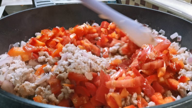 Без тіста та всього за 20 хвилин: як приготувати смачний пиріг з м'ясом