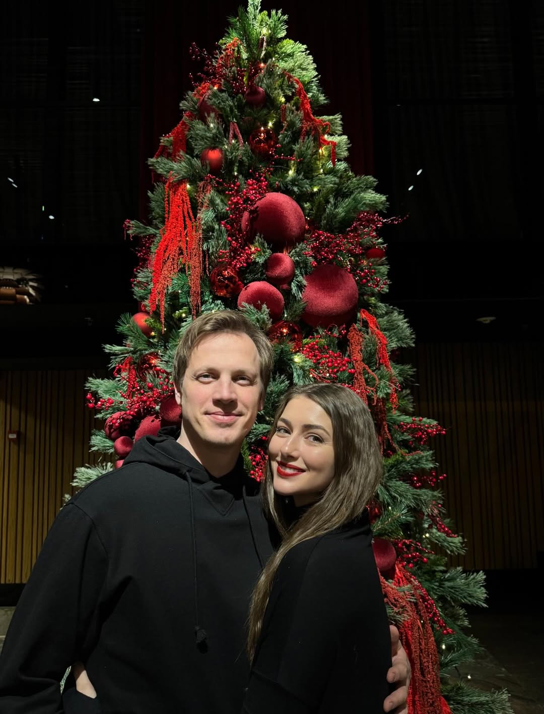 Кожному дому тепла, світла й миру: зірки привітали українців з Новим роком-2026