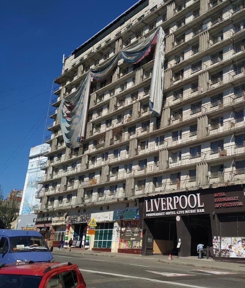 У центрі Донецька замінили пошарпаний гігантський проросійський банер: готуються святкувати