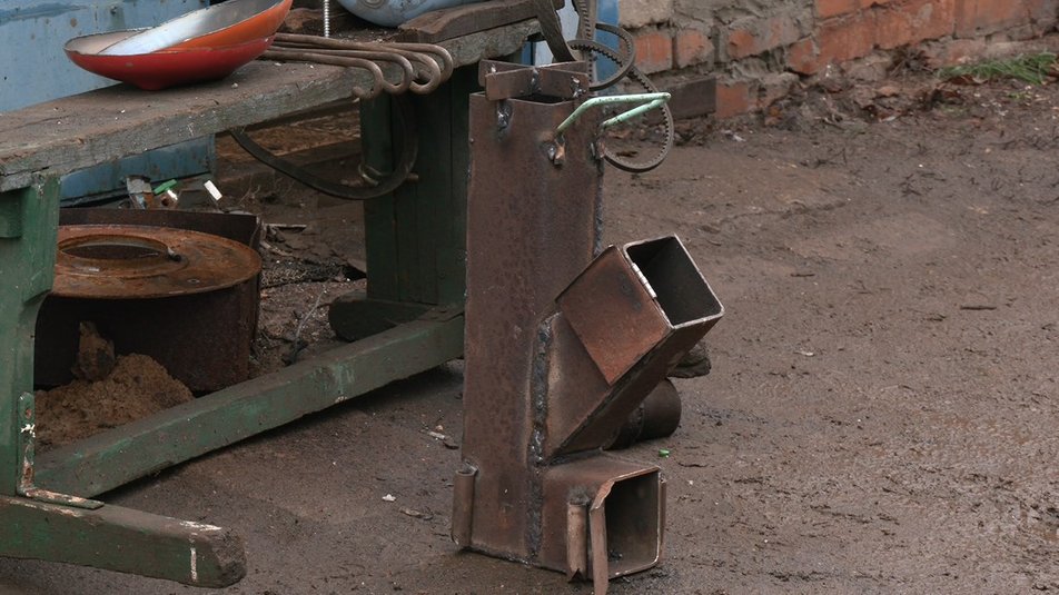 Ветеран АТО, которого не взяли на фронт из-за возраста, делает печки для военных (фото)