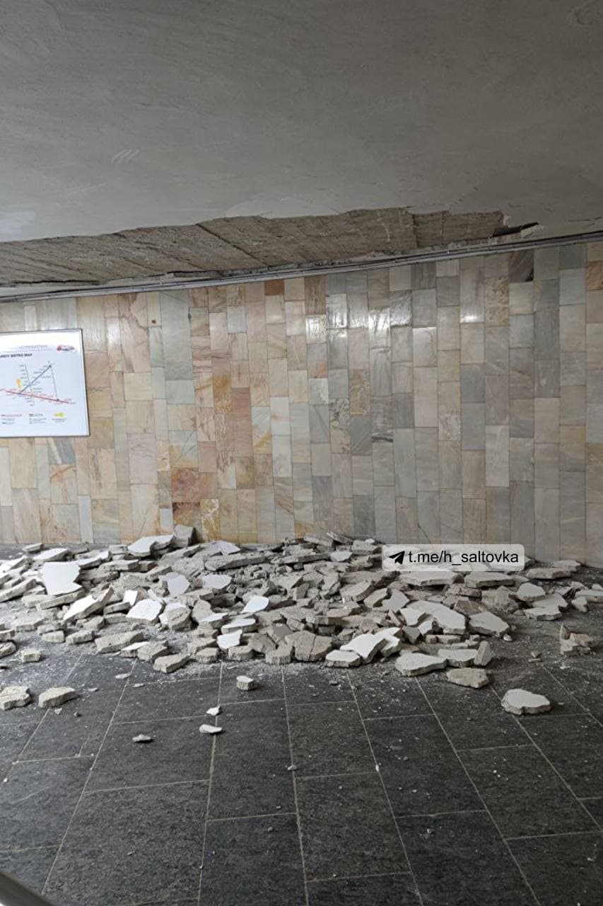В метро Харькова в час пик обвалился потолок (фото)