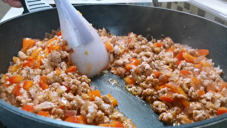 Без тіста та всього за 20 хвилин: як приготувати смачний пиріг з м'ясом