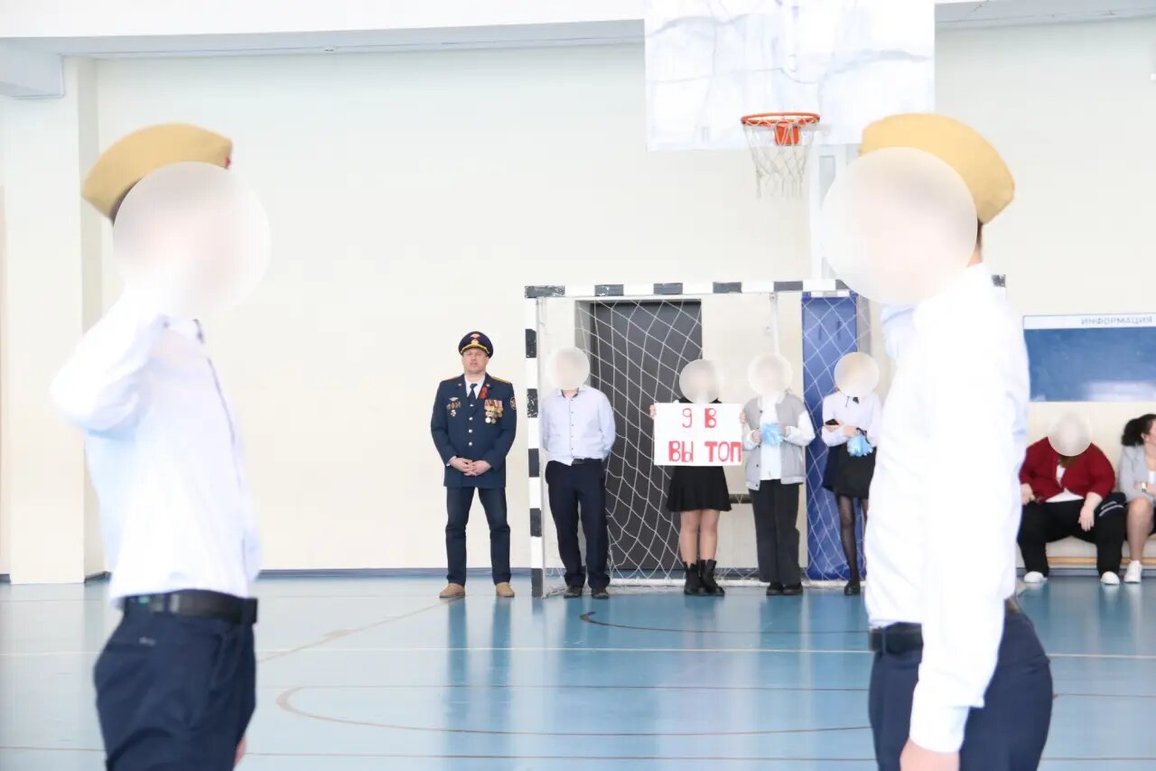 &quot;Усі раділи та аплодували&quot;: у Росії школярів змусили зигувати (відео)