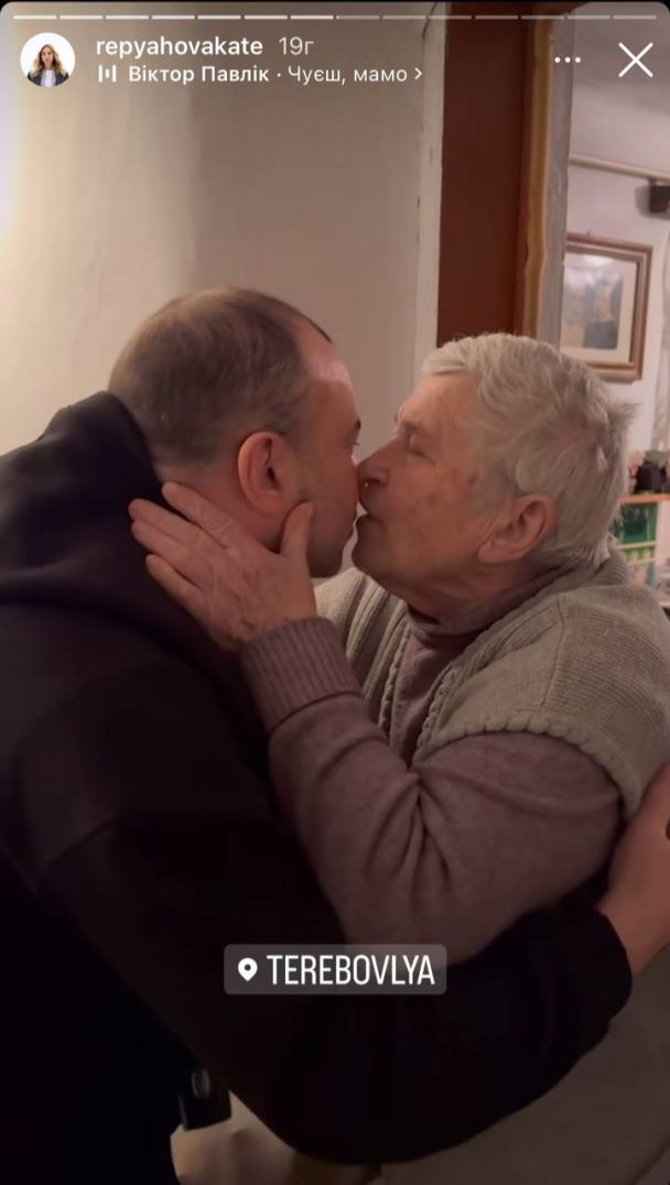Віктор Павлік показався зі своєю 83-річною мамою, на яку схожий, як дві краплі води (фото)