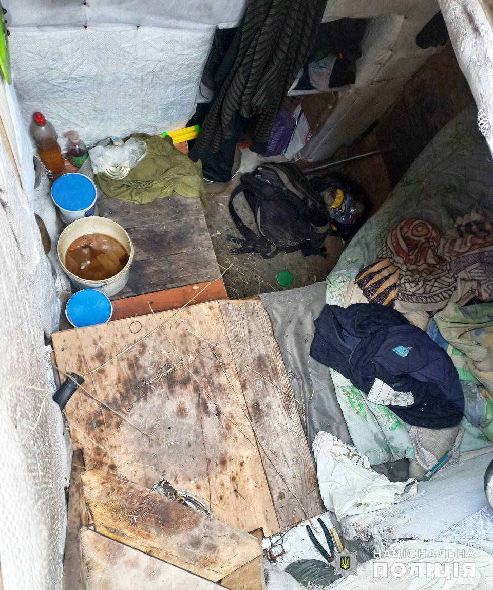 Закрыл рот и вел без обуви. Под Николаевом мужчина похитил девочку и держал в землянке