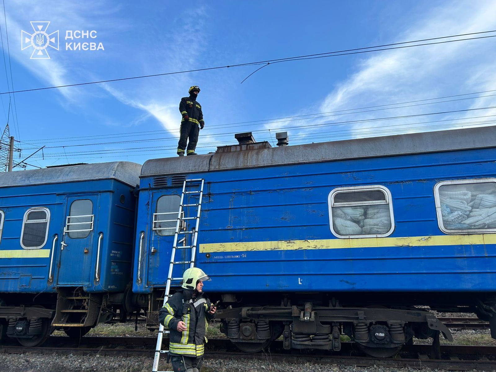 У Києві підлітки залізли на дах потяга: один загинув, двоє з опіками