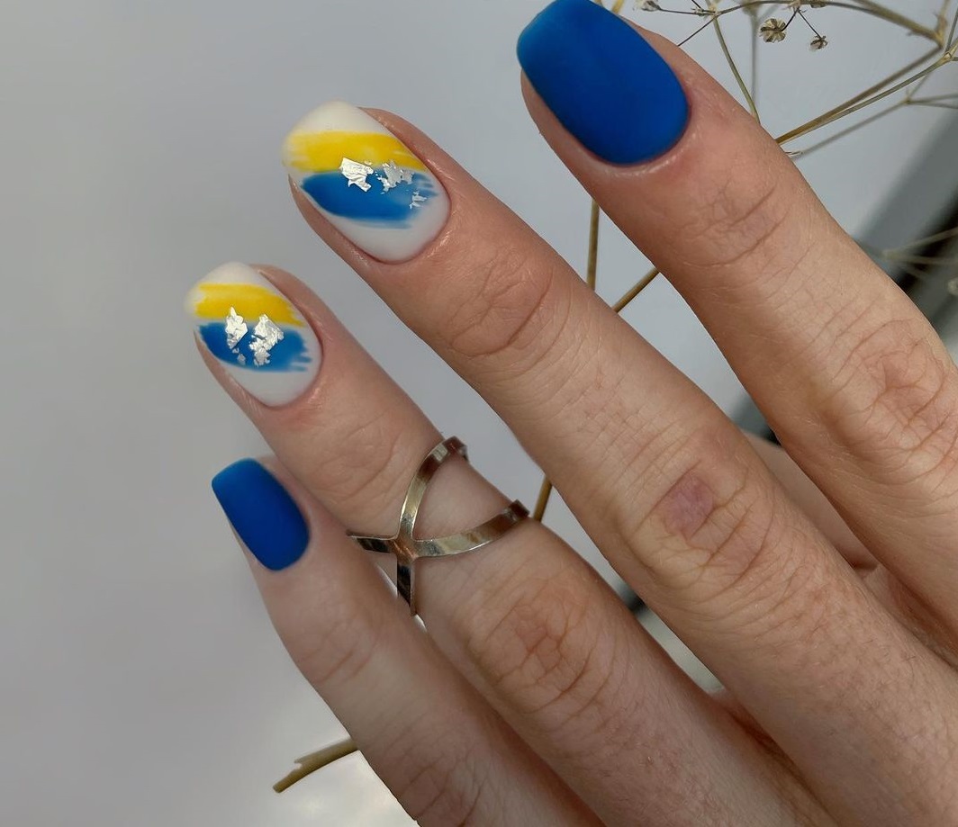 Ідеї патріотичного манікюру в жовто-блакитних кольорах для святкування Дня Незалежності України: фото