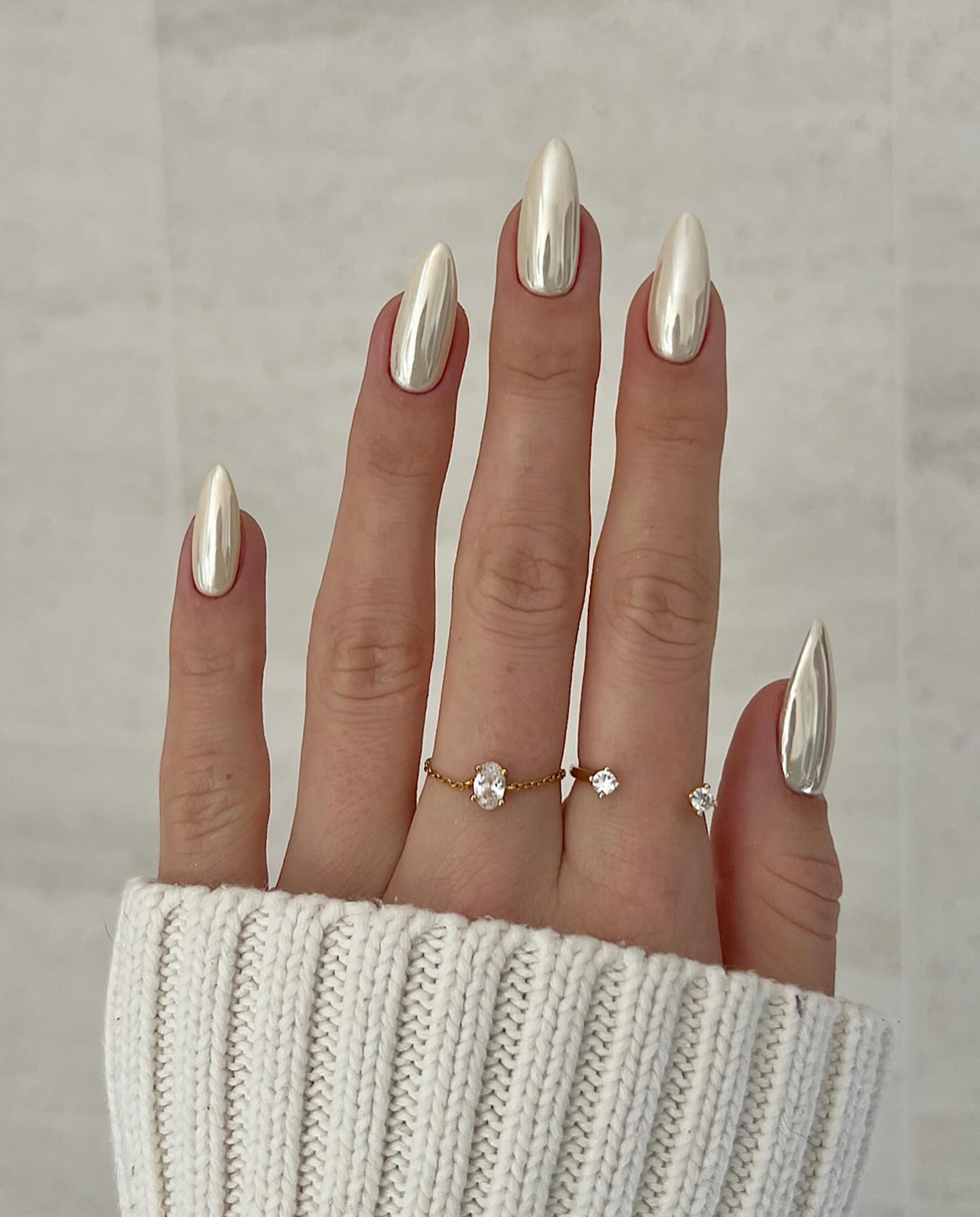 Ідеї модного манікюру на Новий рік 2025: святкові варіанти на короткі та довгі нігті