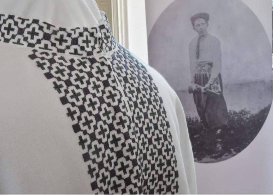 Епифаний провел службу в рубашке с орнаментом из вышиванки Степана Бандеры (фото)