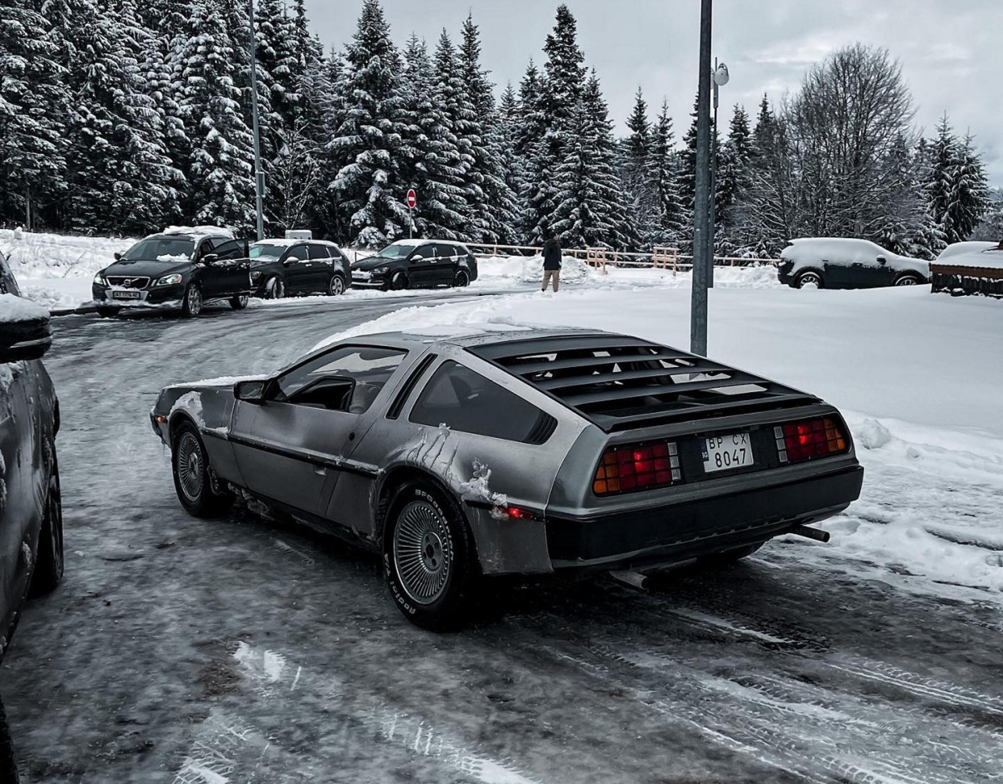 Машина времени в снегах Буковеля: DeLorean из &quot;Назад в будущее&quot; замечен на горнолыжном курорте
