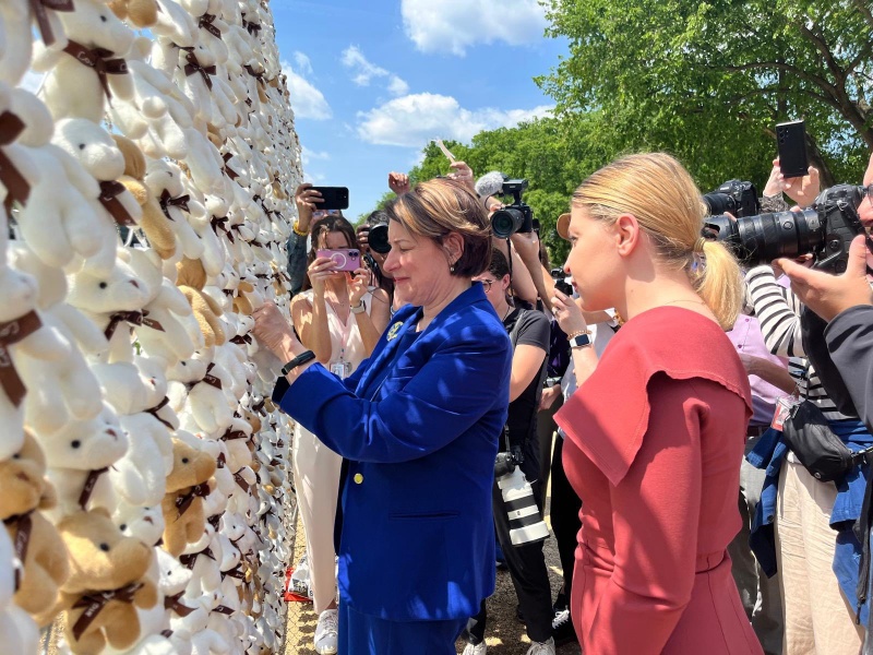 Washington places 20,000 teddy bears to honor abducted Ukrainian children