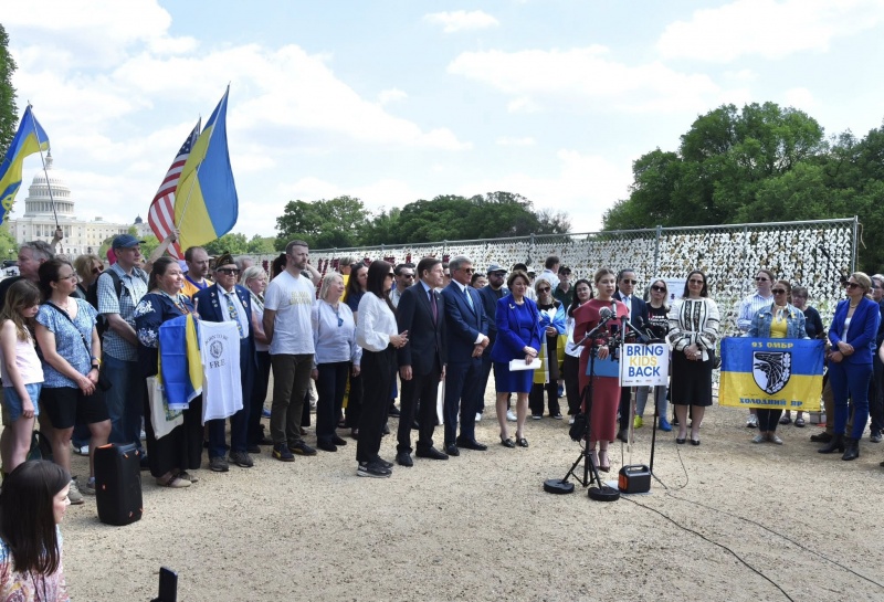 Washington places 20,000 teddy bears to honor abducted Ukrainian children