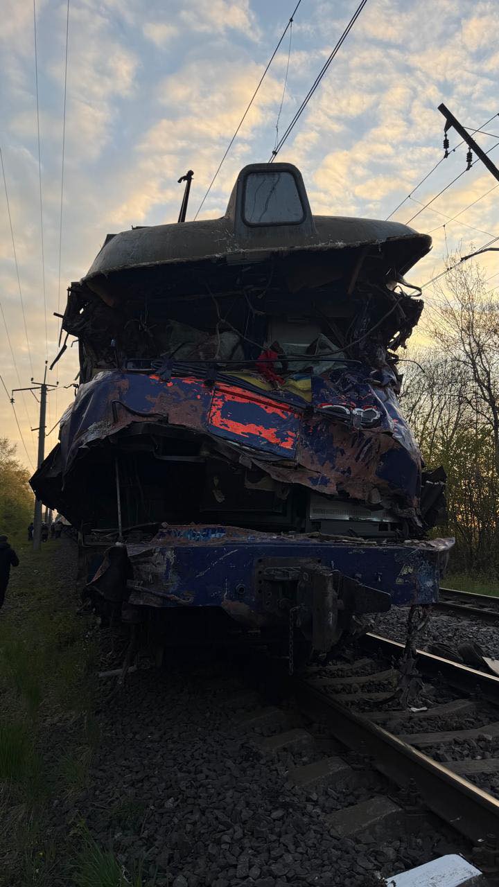 На Львовщине автокран врезался в поезд: есть погибшие