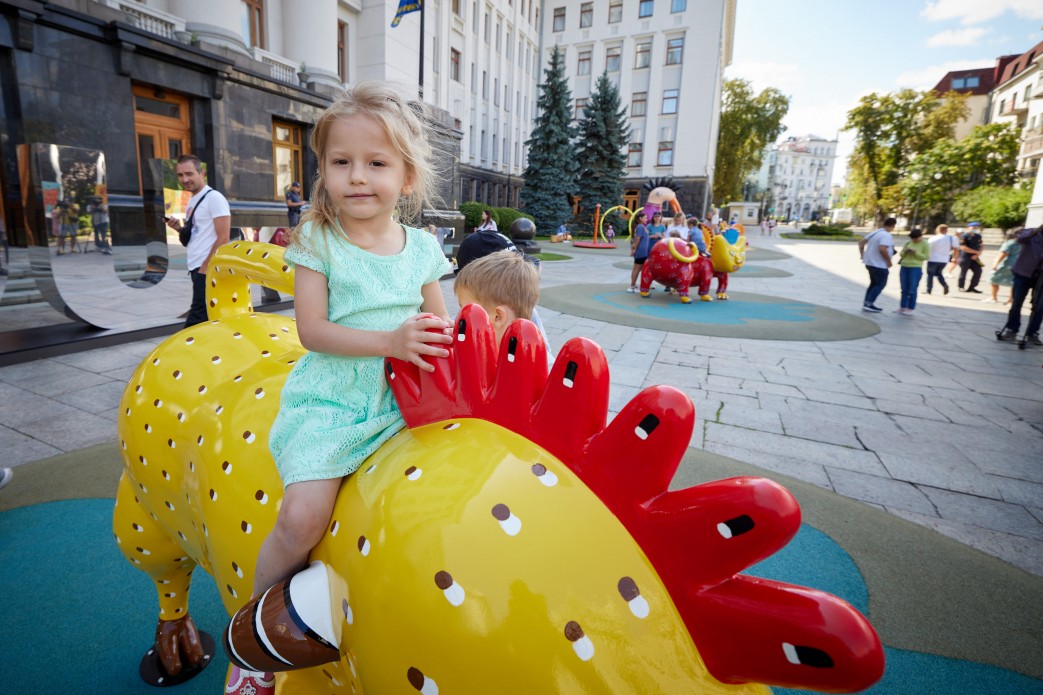 За мотивами відомої художниці: біля ОП відкрили сучасний арт-майданчик з химерними фігурами (фото)