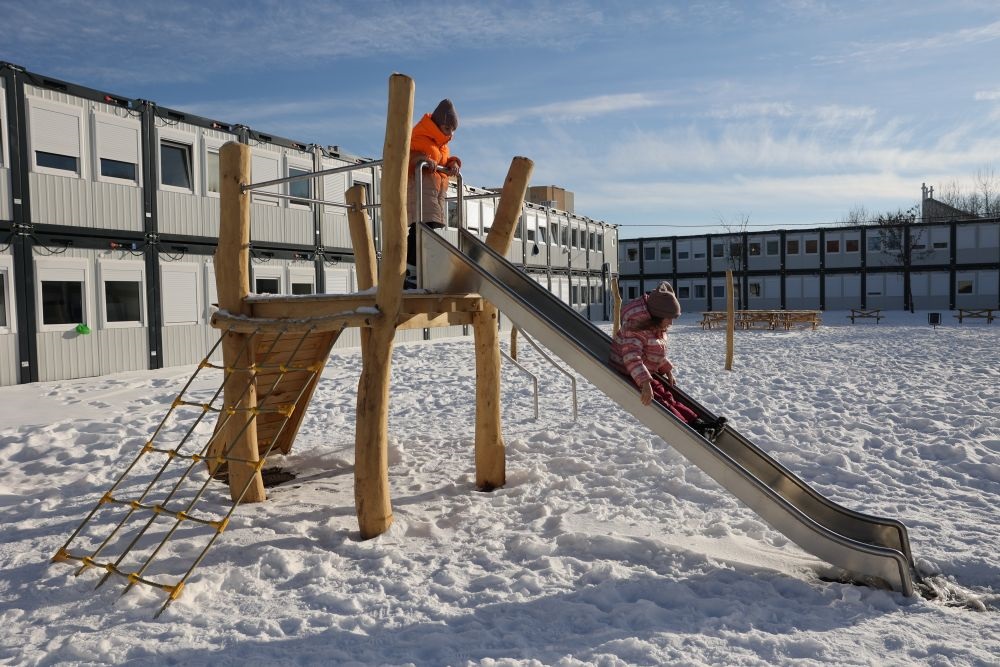 Как живут переселенцы в &quot;зимнем&quot; городке во Львове (видео и фото)
