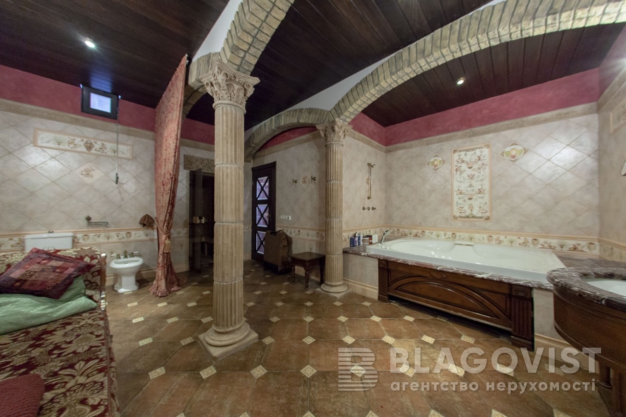 Власний ліфт і три рівні: як виглядає квартира за 28 мільйонів у центрі Києва (фото)