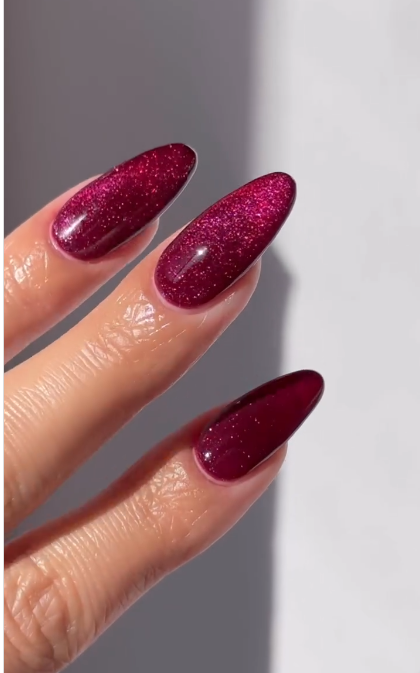 Манікюр &quot;оксамитове скло&quot; стає трендом: 11 модних ідей на зиму 2025