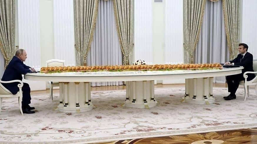 6-метровый стол Путина: кто создал и сколько стоит золотое творение в стиле "дорого-богато"