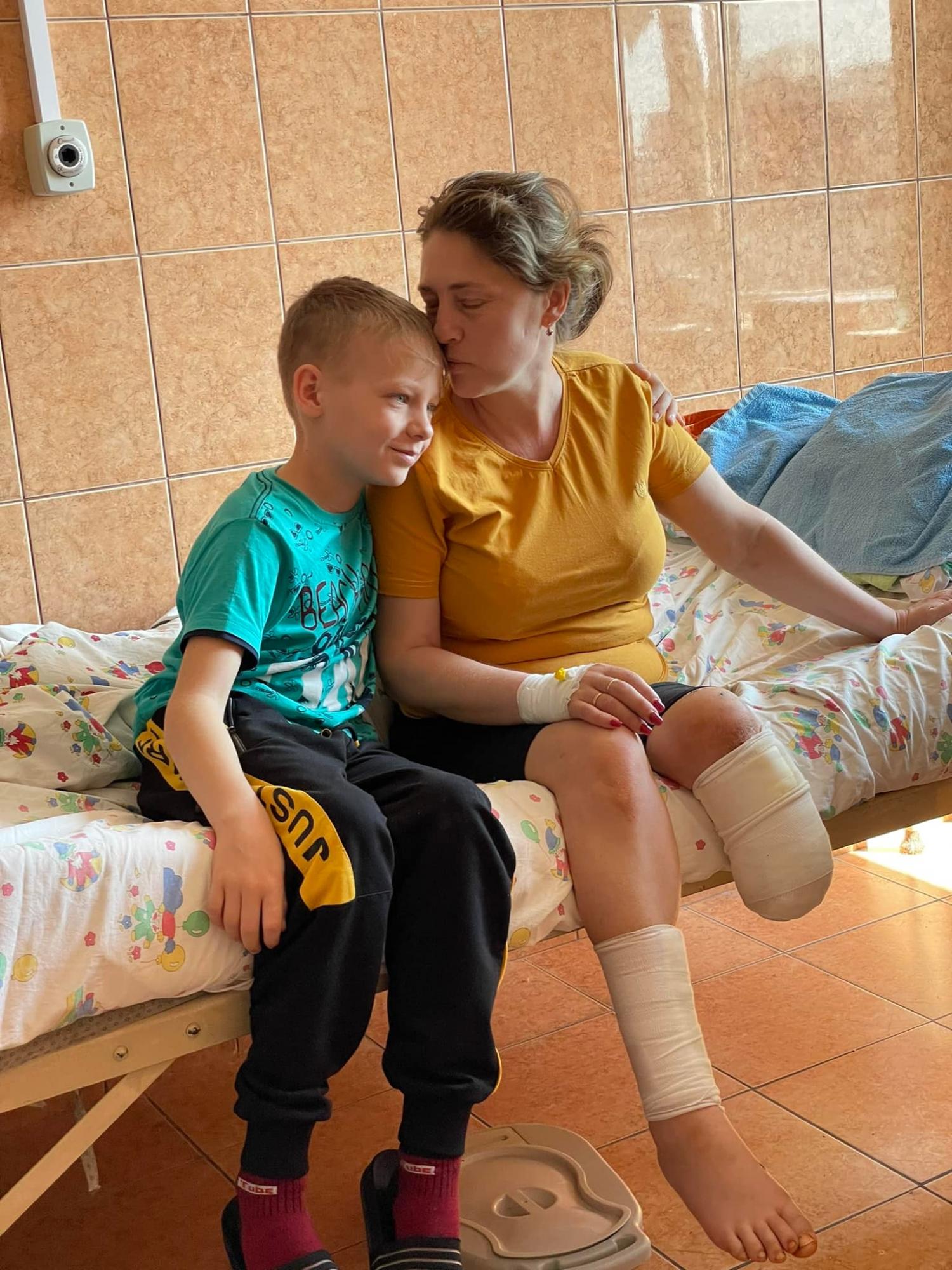 Мама и маленькая дочка потеряли ноги на вокзале Краматорска: история и фото мужественной семьи