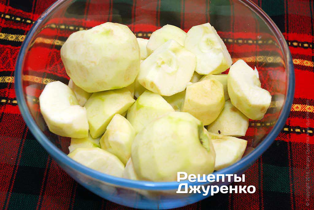 Кулінар поділився &quot;швидким&quot; рецептом шарлотки з яблуками: впорається навіть початківець!