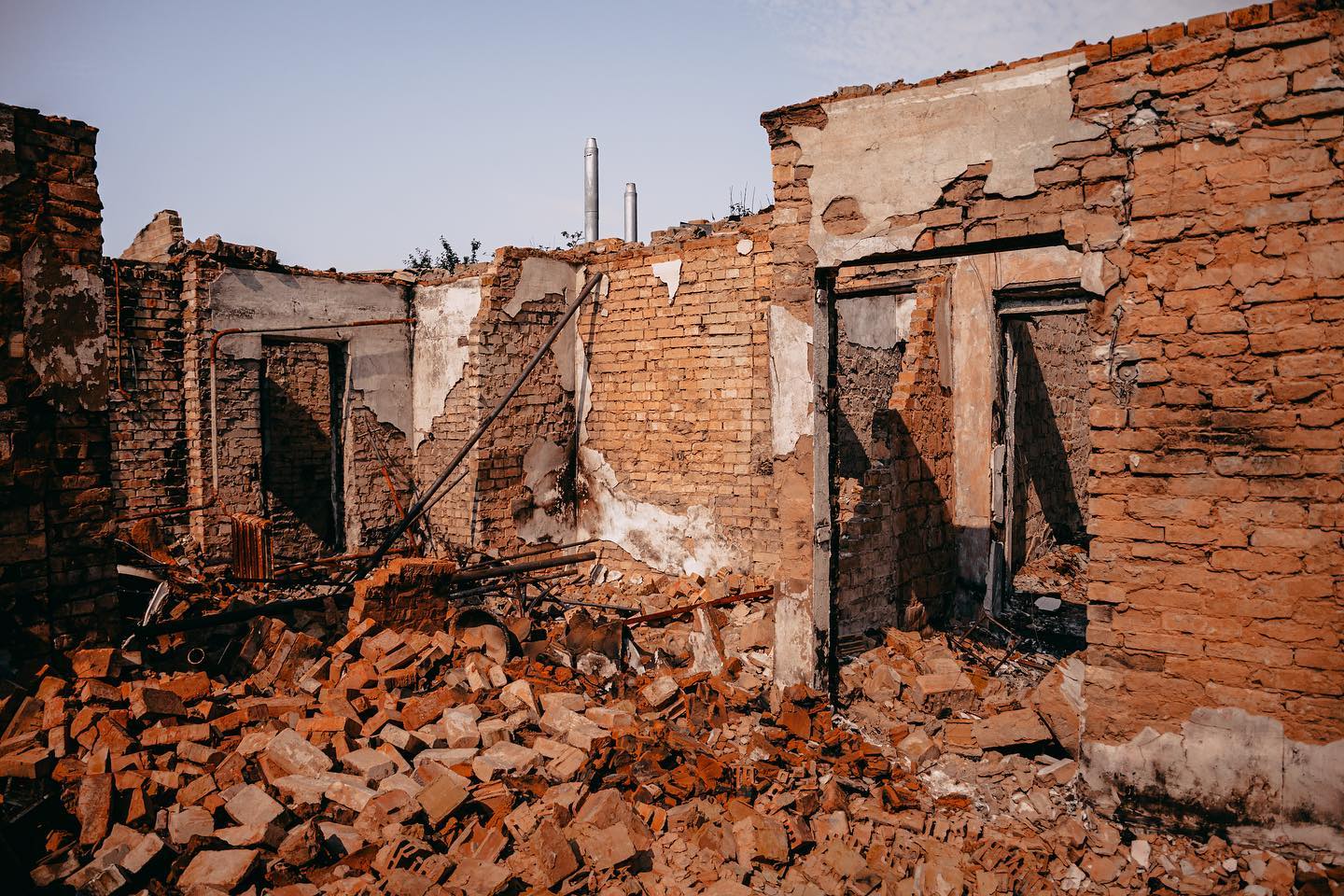 Мандрівники їздять Україною, розбираючи завалені домівки: як живуть і працюють magic-люди